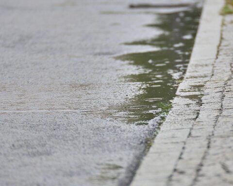 Stürmisches Wetter mit Regen und Schnee, Windböen bis 85 km/h in Sachsen.
