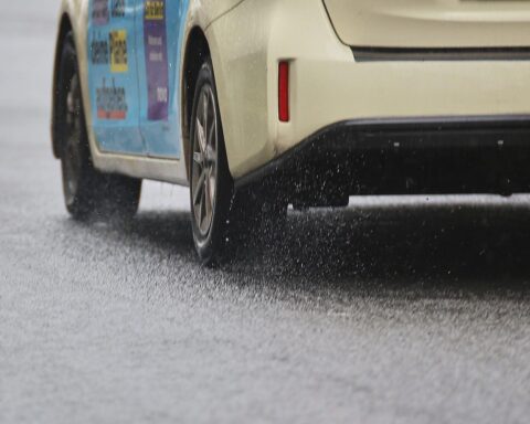 Wechselhaftes Wetter mit Regen, Schnee im Harz und bewölktem Himmel über Sachsen-Anhalt.