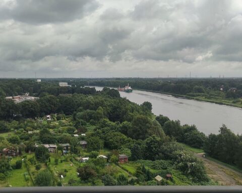Wechselhaftes Wetter mit Wolken, Nebel und Regen, Nord-Ostsee-Kanal im Fokus.