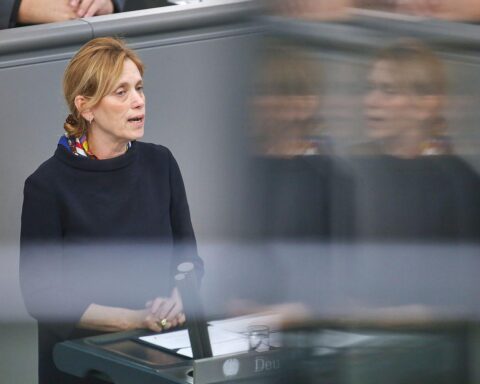 Karin Prien, umgeben von Politikern, diskutiert über mögliche Bundespräsidentinnenkandidatur im Bundestag.