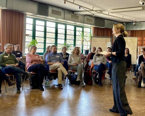 Ein Treffen von Vertretern zur Verbesserung der Seniorenarbeit in Wiesbaden.