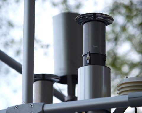 Luft-Messstation in Wiesbaden, Symbol für gesunkene Emissionen und verbesserte Umweltbilanz 2023.