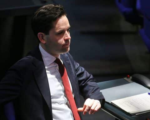 Johannes Winkel fordert striktere Kontrolle des Finanzministers wegen Missbrauchs von Sondervermögen.