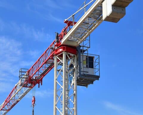 Wirtschaftsgraphen zeigen Rückgang in Sachsen-Anhalt, Fokus auf Dienstleistungssektor und produzierendes Gewerbe.