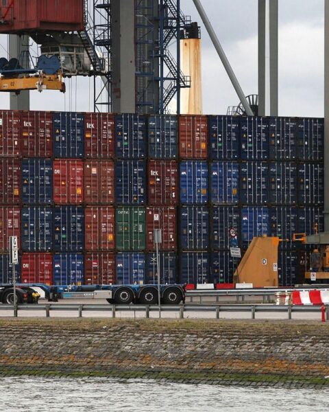 Wirtschaftsprognosen beeinflusst durch Iran-Krieg; Ölpreise steigen, Wachstum sinkt.