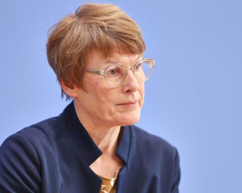 Veronika Grimm äußert sich kritisch zu staatlichen Spritpreissenkungen und warnt vor Lieferengpässen.