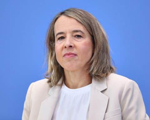 Ulrike Malmendier, Wirtschaftsweise, im Fokus der Kritik an Amtszeitverlängerung.