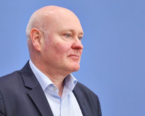 Achim Truger diskutiert makroökonomische Maßnahmen gegen drohende Wirtschafts- und Preiskrisen.