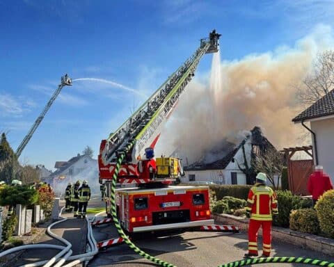 Zerstörtes Wohnhaus mit Feuerwehr im Einsatz nach Brand in Bermatingen, große Rauchentwicklung.
