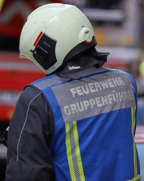 Feuerwehr löscht Brand eines Wohnhauses, Flammen aus Wintergarten, keine Verletzten, Gebäude stark beschädigt.