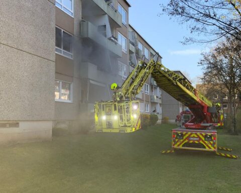 Wohnungsbrand in Ratingen: Feuerwehr im Einsatz, Katze verstorben, Bewohnerin gerettet, Wohnung unbewohnbar.