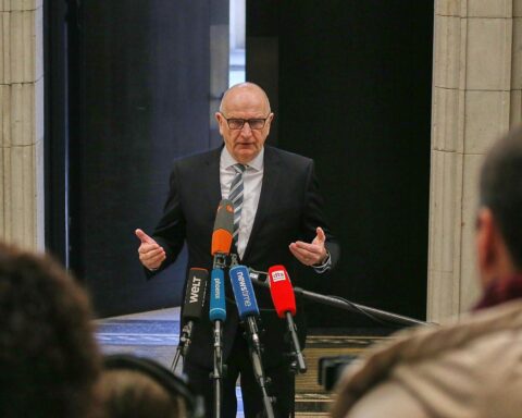 Dietmar Woidke bei einer Pressekonferenz, betont die Bedeutung von Infrastruktur und Luftsicherheit.