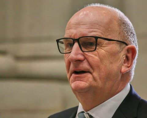 Dietmar Woidke entlässt Minister nach Koalitionsende, symbolisiert Wandel in der Landesregierung.