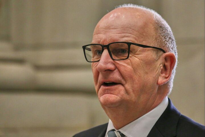 Dietmar Woidke entlässt Minister nach Koalitionsende, symbolisiert Wandel in der Landesregierung.