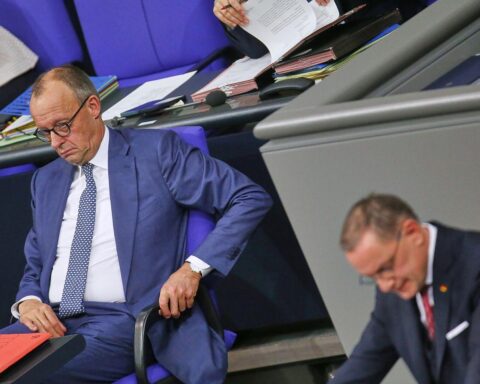 Union und AfD gewinnen im Umfragen – Merz und Chrupalla im Fokus der politischen Landschaft.