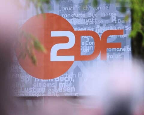 ZDF-Logo vor Hintergrund von Kontroversen, internen Konflikten und Mitarbeiterprotesten im Sender.