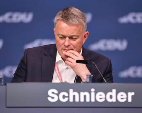 Grafik mit Gordon Schnieder, CDU-Wahlplakat, Umfragewerte, Landtagswahl Rheinland-Pfalz.