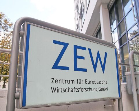 Grafik zeigt steigende Inflation und negative Wirtschaftsprognosen für Deutschland, beeinflusst durch Nahost-Konflikt.