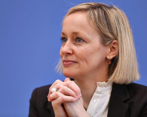 Louisa Specht-Riemenschneider erhält Dank für ihre Arbeit nach angekündigtem Rücktritt aus gesundheitlichen Gründen.