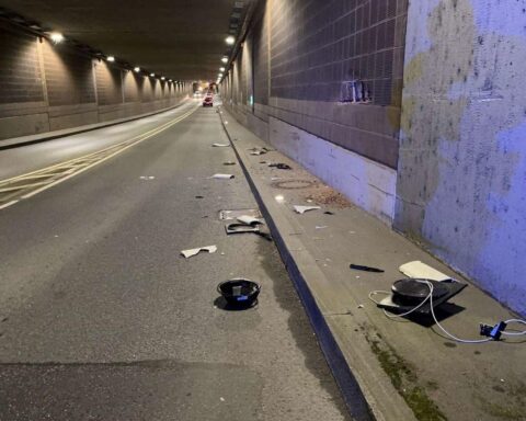 Polizei sucht Zeugen nach schwerem Unfall im Landingtunnel, Sachschaden an Technik entstanden.