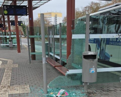 Zerstörte Windfangscheibe am Busbahnhof Sömmerda, Polizei sucht Zeugen für Sachbeschädigung.