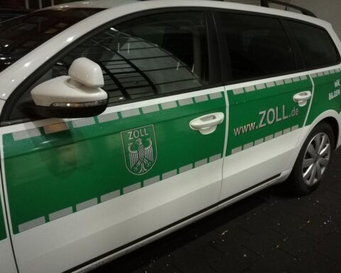 Zollbeamte kontrollieren Transporter, entdecken Zigarettenschmuggel und beschlagnahmen Millionen unversteuerte Zigaretten.