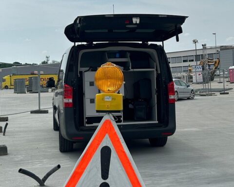 Zollbus bei Kontrolle, FKS deckt Schäden durch Schwarzarbeit in Hessen auf, 13 Millionen Euro.