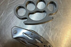 Schlagring und Messer sichergestellt: Zollbeamte kontrollieren Gepäck am Flughafen Karlsruhe.