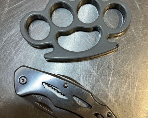 Schlagring und Messer sichergestellt: Zollbeamte kontrollieren Gepäck am Flughafen Karlsruhe.