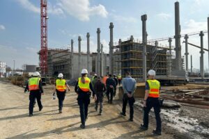 Zollbeamte kontrollieren Baustelle, überprüfen Arbeitgeber und identifizieren illegale Beschäftigung auf Bauprojekten.