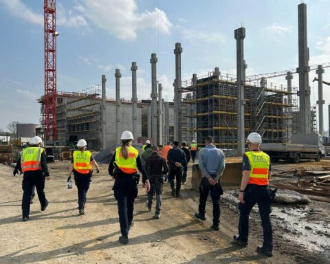 Zollbeamte kontrollieren Baustelle, überprüfen Arbeitgeber und identifizieren illegale Beschäftigung auf Bauprojekten.