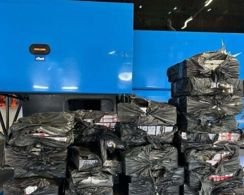 Reisebus mit versteckten Zigaretten, Zollbeamte, schwarz verpackte Zigaretten, Strafverfahren gegen Fahrer.