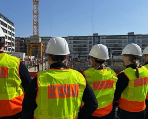 Zollbeamte kontrollieren Baustellen auf Schwarzarbeit, Mindestlohn und Aufenthaltsstatus von Arbeitern.