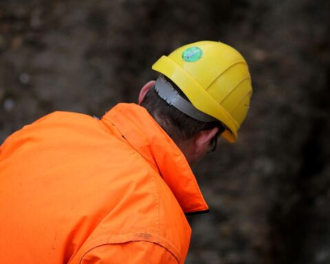 Zollbeamte kontrollieren Baustellen: Ermittlungen gegen Arbeitgeber wegen illegaler Beschäftigung und Sozialversicherungsverstößen.