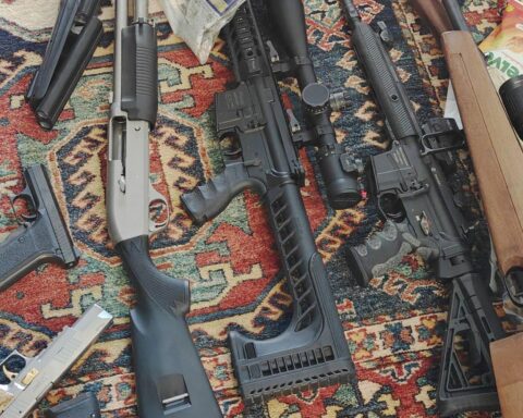 Sichergestellte Waffen und Vermögenswerte, Symbol für Zollrazzia gegen Schwarzarbeit in München.