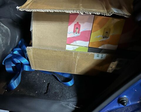 Zollbeamte beschlagnahmen unversteuerte E-Zigaretten in einem Auto vor einem Kiosk in Eisenach.