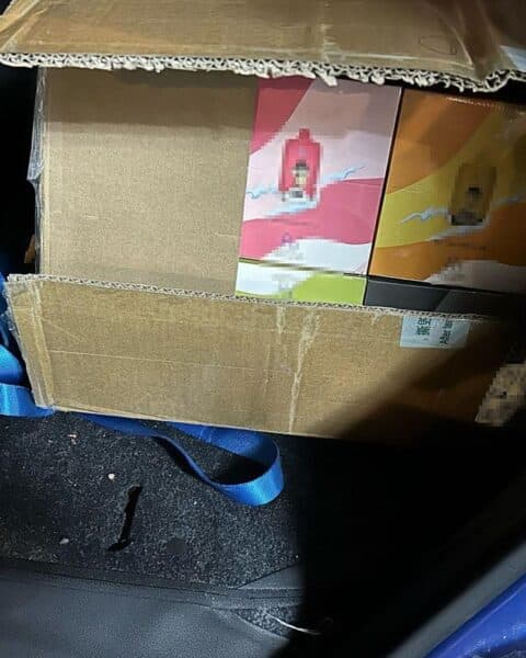 Zollbeamte beschlagnahmen unversteuerte E-Zigaretten in einem Auto vor einem Kiosk in Eisenach.