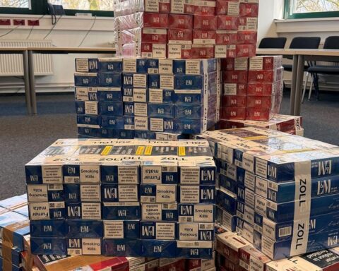 Gestapelte Zigaretten als Beweisstück eines vereitelten Schmuggelversuchs im Hamburger Hafen.