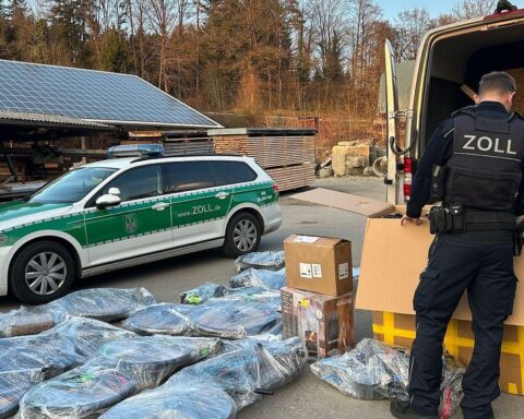 Zollbeamte kontrollieren rumänischen Transporter mit geschmuggelten Fahrrädern und Motorradzubehör an der Grenze.
