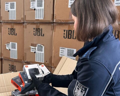 Zollbeamte beschlagnahmen JBL-Kopfhörer und Lautsprecher wegen unzulässigem Parallelimport aus China.