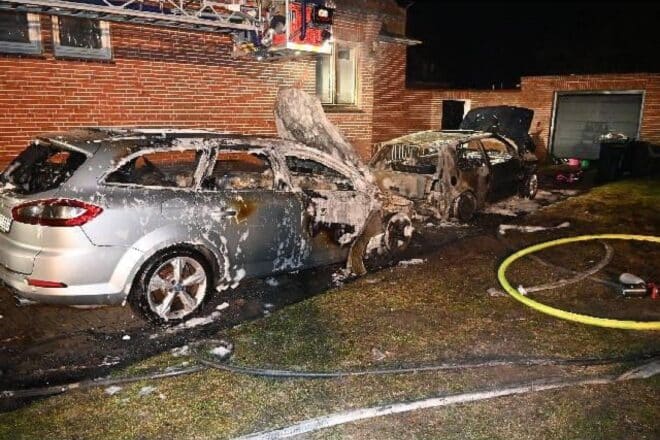 Zwei Autos in Stade durch Brand zerstört