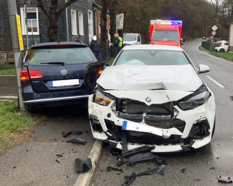Verkehrsunfall zwischen BMW und VW an Kreuzung, Einsatz von Rettungsdienst und Abschleppdiensten.