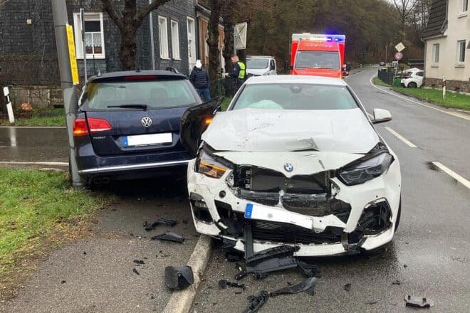Zwei Autos kollidieren bei Lindlar