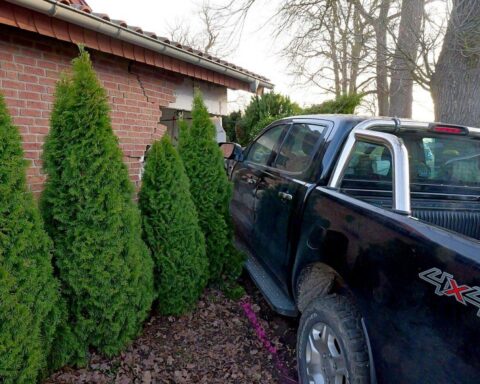 Verkehrsunfall mit zwei Pkw, Feuerwehr und Rettungsdienst sichern die Unfallstelle in Paderborn.