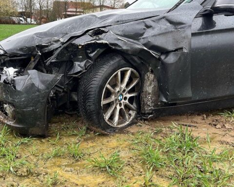 Zwei beschädigte BMW, eines im angrenzenden Feld, Unfallort in Hüllhorst.
