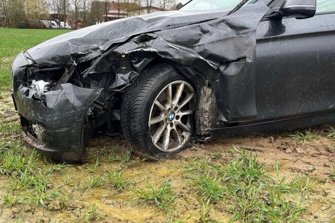Zwei BMW nach Unfall in Hüllhorst-Oberbauerschaft beschädigt