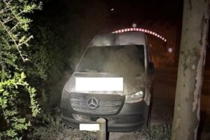 Zwei durch Brand beschädigte Fahrzeuge, Polizei ermittelt wegen mutmaßlicher Brandstiftung.