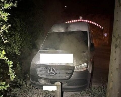 Zwei durch Brand beschädigte Fahrzeuge, Polizei ermittelt wegen mutmaßlicher Brandstiftung.