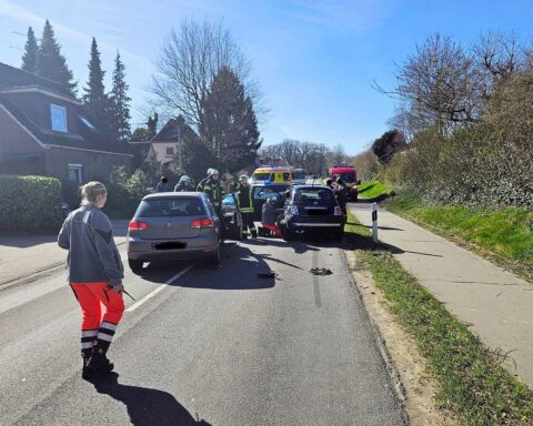 Ein Unfall mit zwei beschädigten Autos und zwei leichtverletzten Frauen auf der Straße.