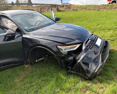 Verkehrsunfall mit Einsatzkräften, Verletzten und abgesicherter Unfallstelle in Hennef.